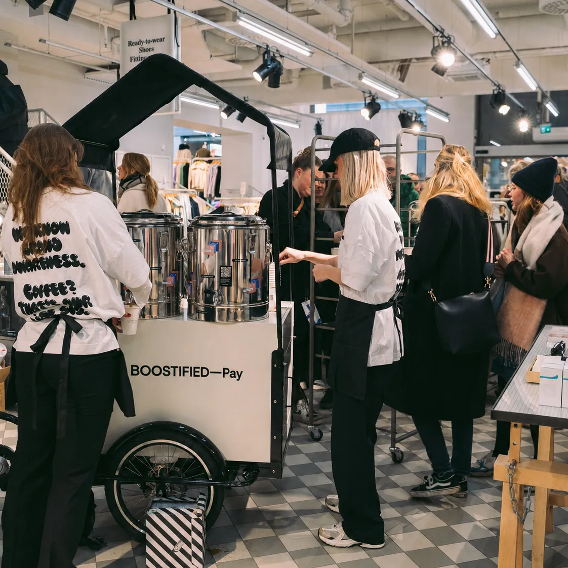 Kaffe serveras vid BOOSTIFIED – en betalningsbar kaffevagn under ett evenemang.