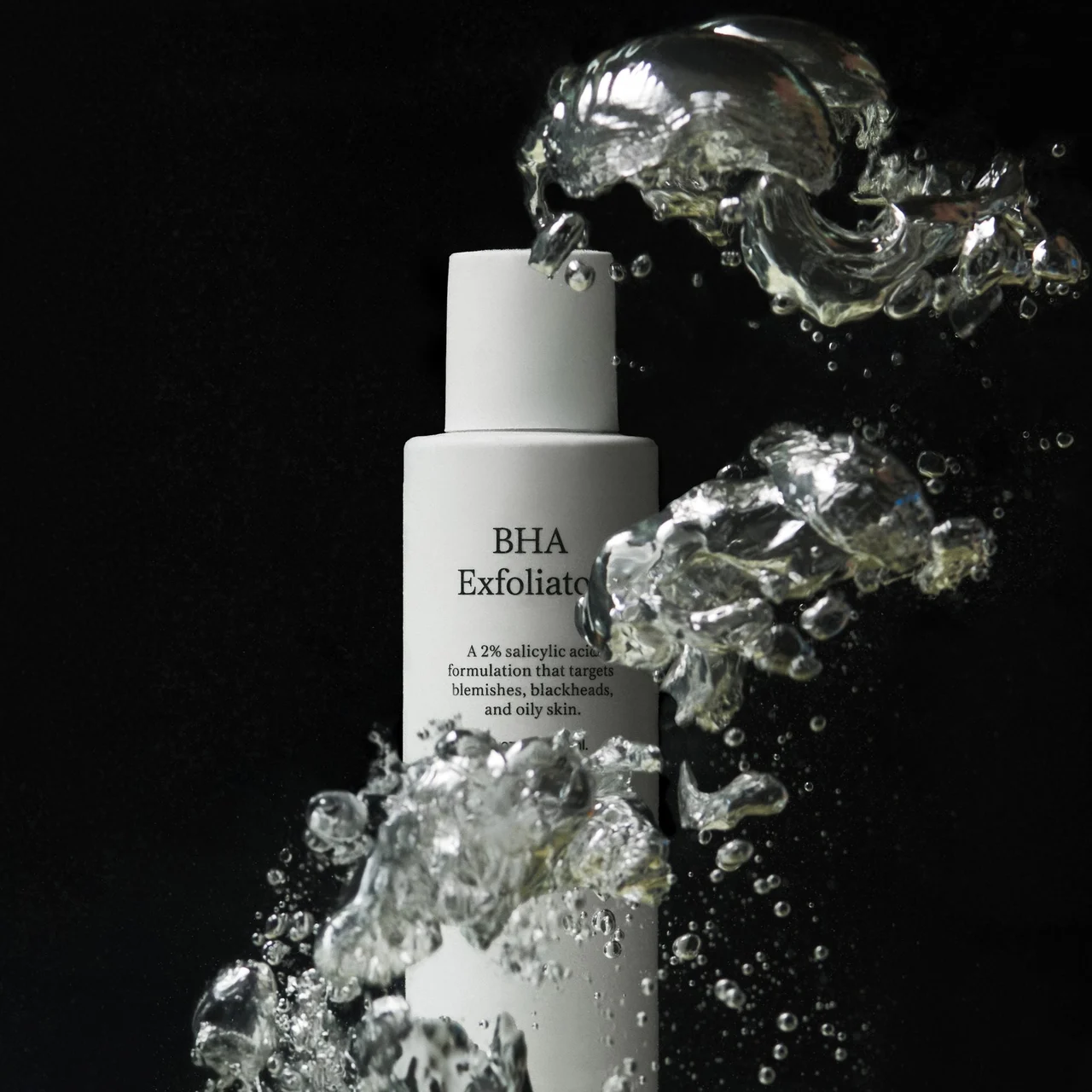 Jorgobé BHA Exfoliator surrounded by water in a dark product photograph